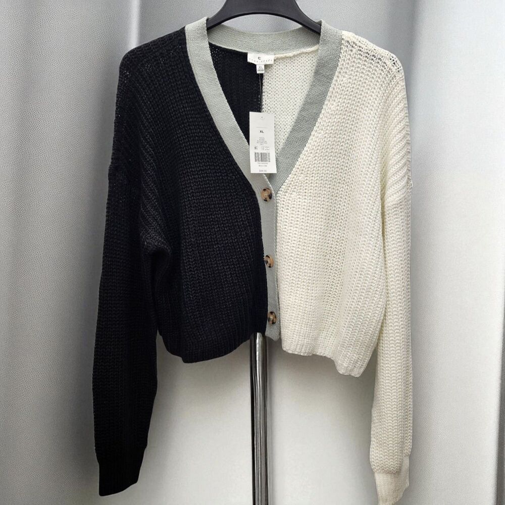 True Craft Cropped Cardigan Knit Sweater Womens XL Black White Two Toned V-Neck